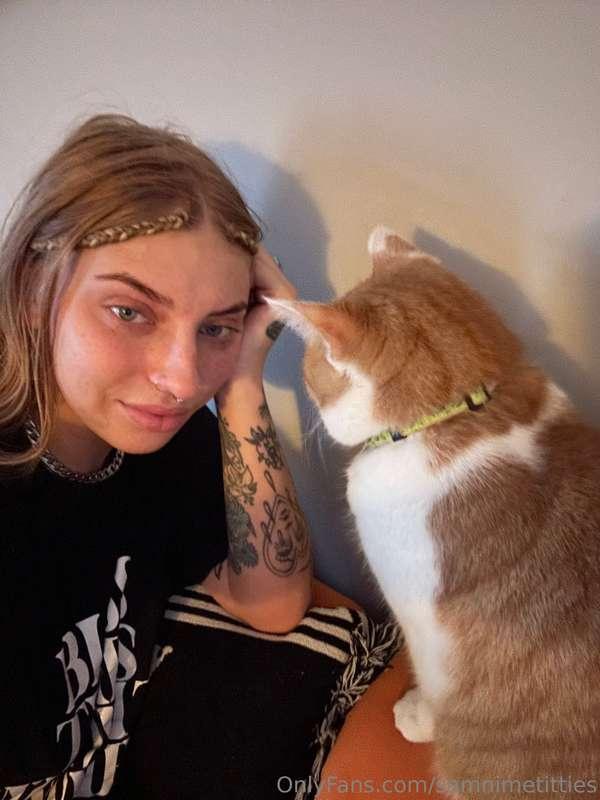 say hey to this 🐱 baby