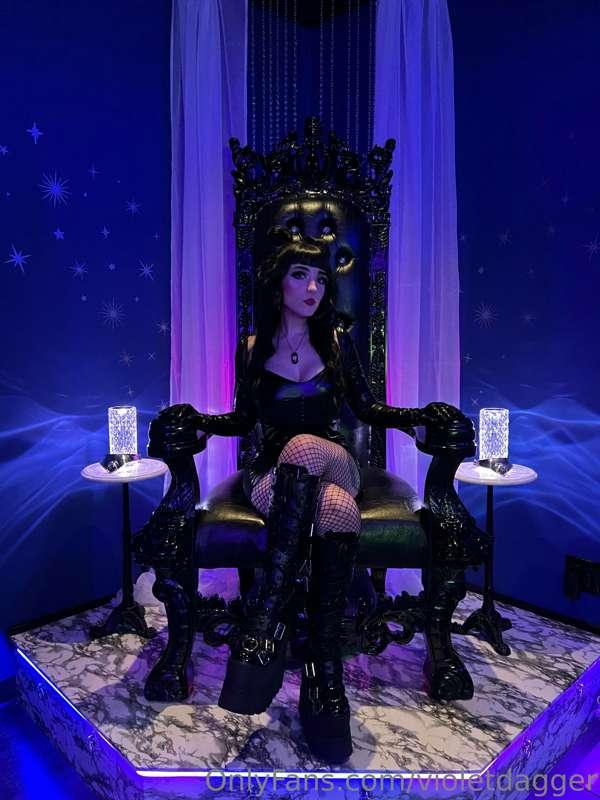 I look way too good on a throne 👑 I think this month I shoul..