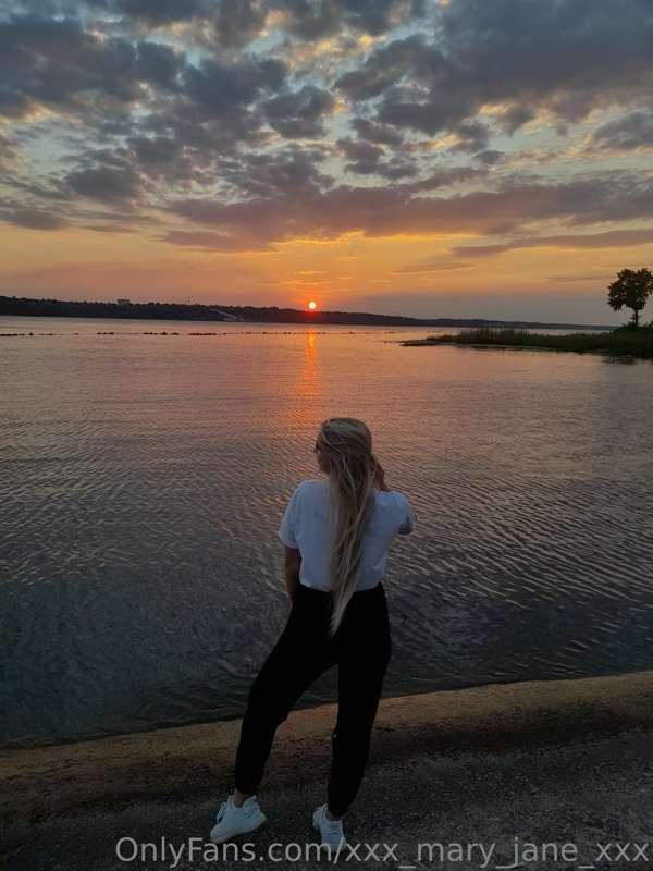 What a beautiful sunset, but it's missing you....🥰😣😘