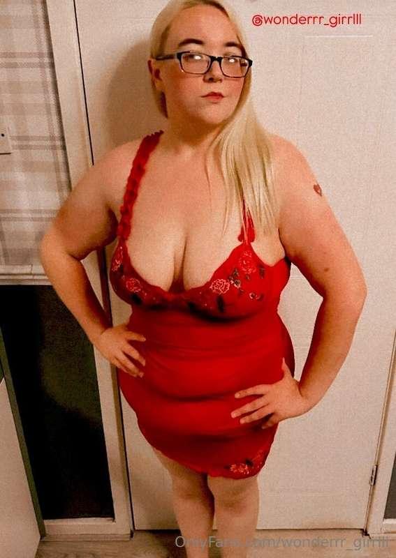 Does red suit me babe? 😍😈