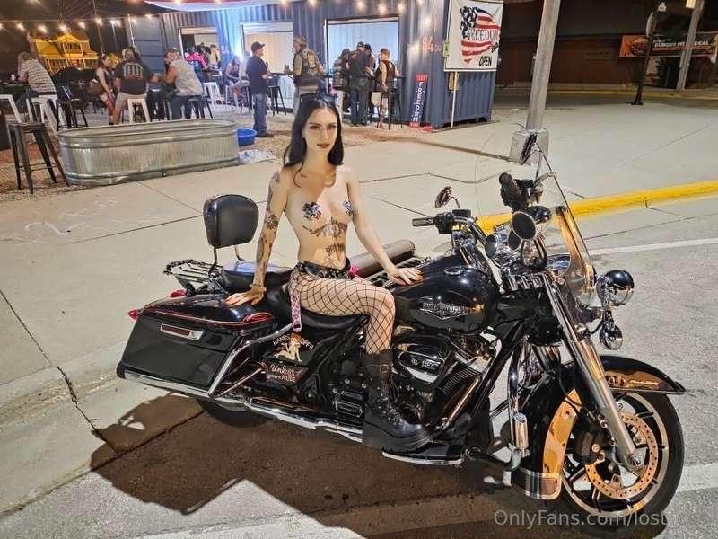 Wanna bury your face in these tits, baby? 👀