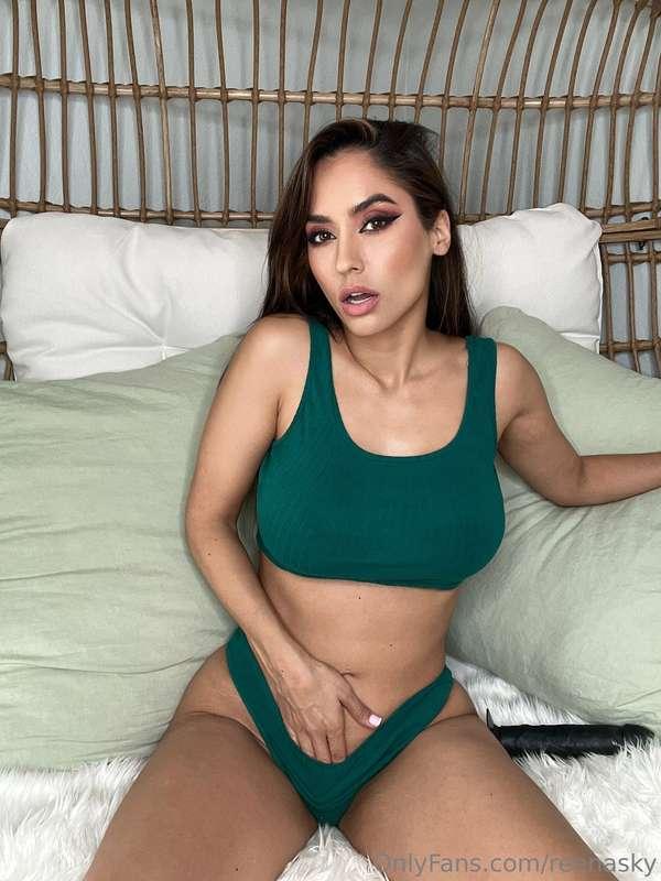 Do you think green looks good on me? 💚
