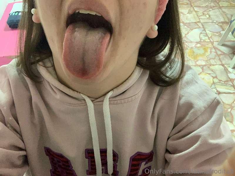 I think something is missing in my mouth 👄 what could be?🤤