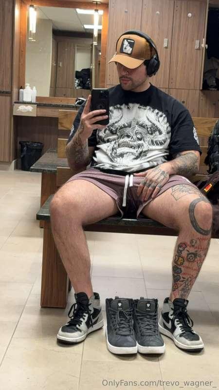 What did you notice first: thighs or hands? 🖤