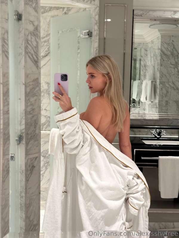 Lust zu sehen was unter meinem Bademantel ist? 
🔞