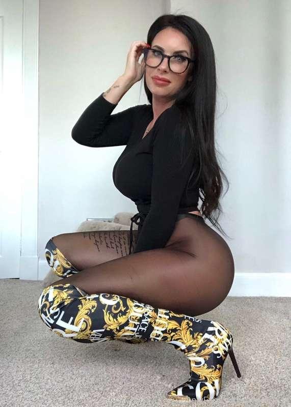 The rest of this photo set is on my 18+ page 🖤