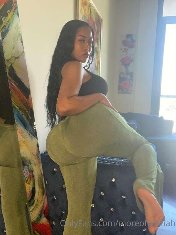 This bubble butt is craving some spanks baby 🍑  Hit me up on..