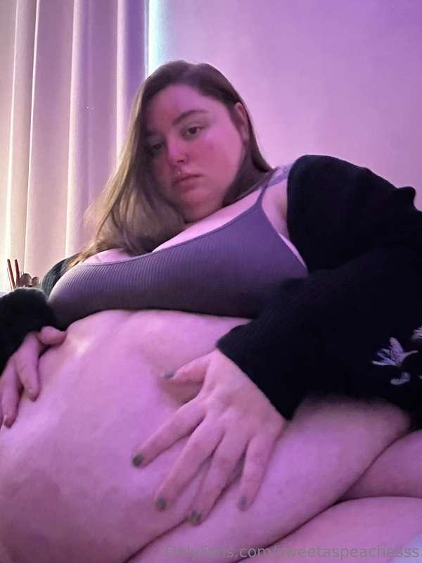 Come and help your goddess with her big fat tummy 🥰