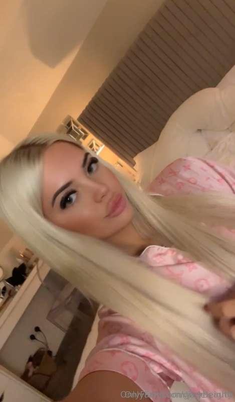 Give this gorgeous girl a sub @blondexoxox22 her figure is l..