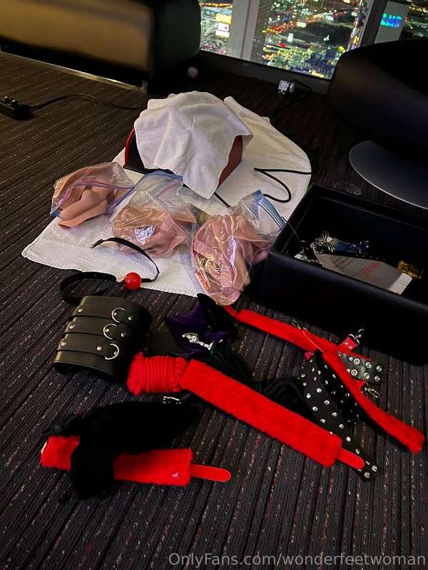 Nothing like a little sexual fun after dinner. Fuck machine ..