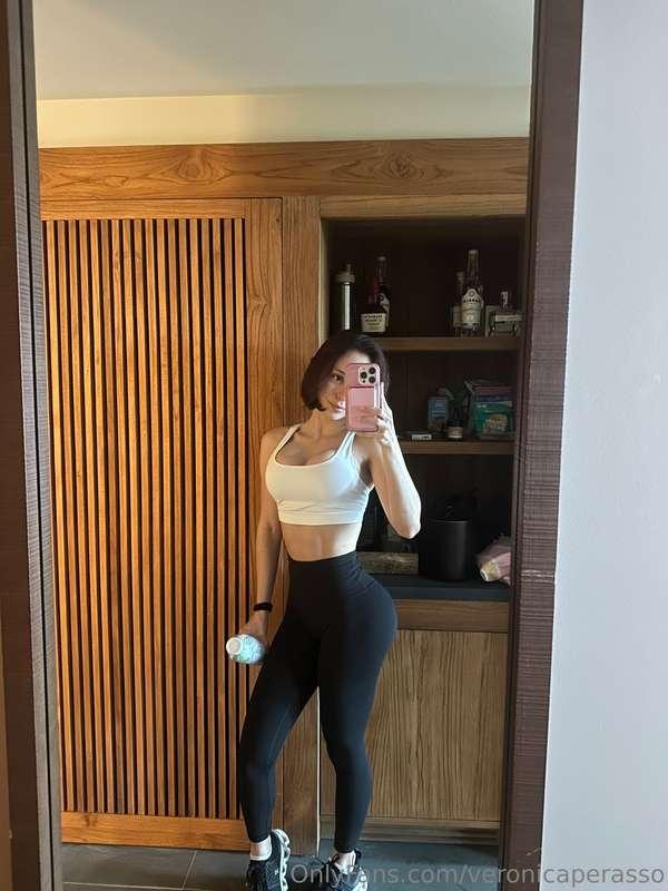 quick gym session today...Want to lift with me? 💪🏼