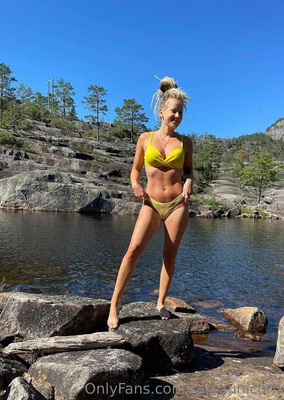 I swam over behind there ⬆️😍🌞💦