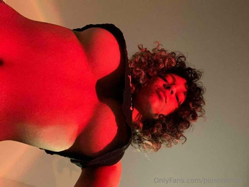 Do u like the view papi? 😈

This set includes some nasty, PO..