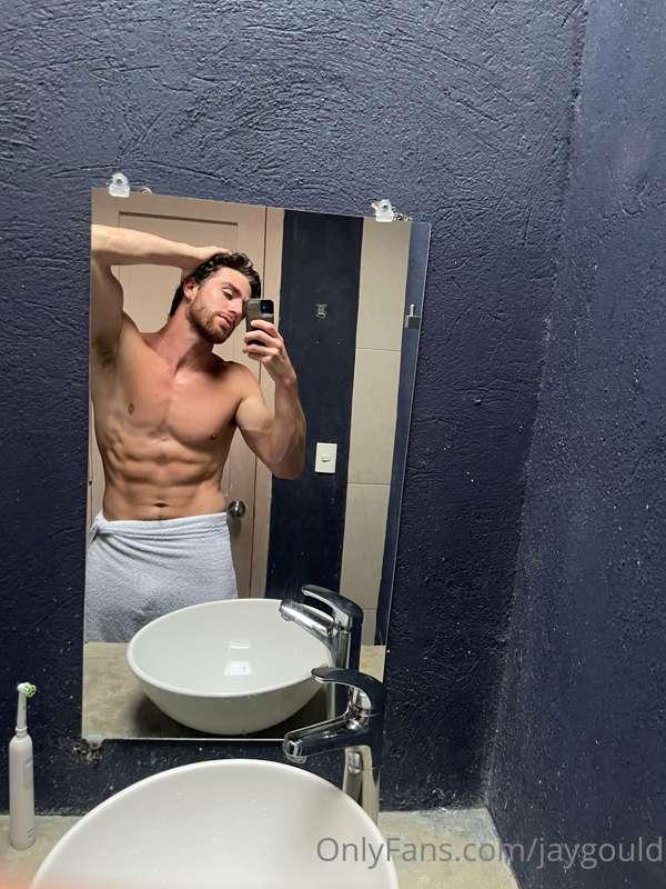 Wanna see the towel drop? You know where to look 👀