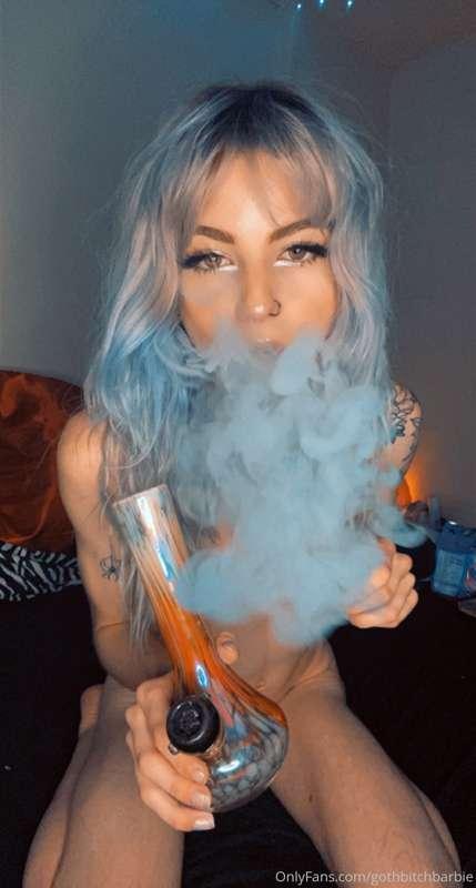 Naked Smoke Sesh 💨

THESE ARE POSTED ON MY PRIVATE ACCOUNT S..