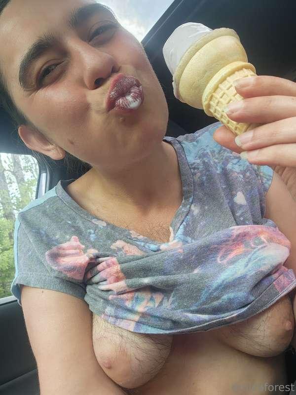 Ice cream kisses for youuu 😘🍦