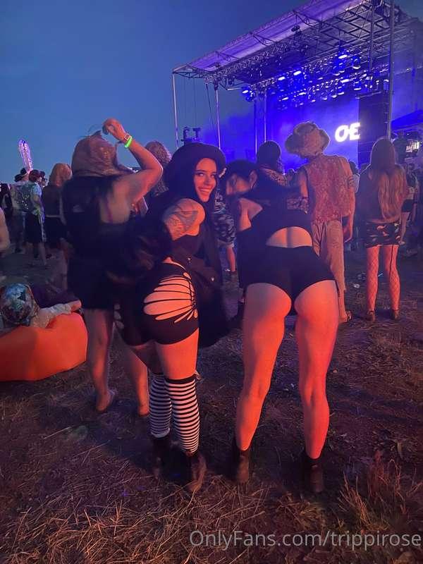 We love music festivals 😛 @lolaslands