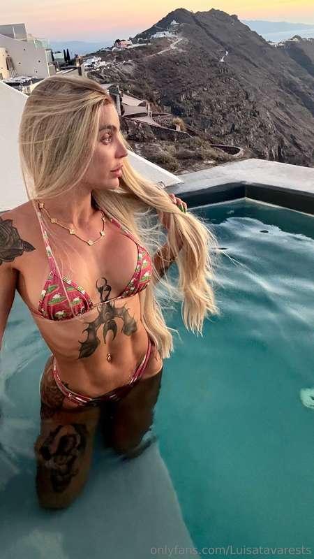 Santorini never looked this hot before. 🔥🇬🇷