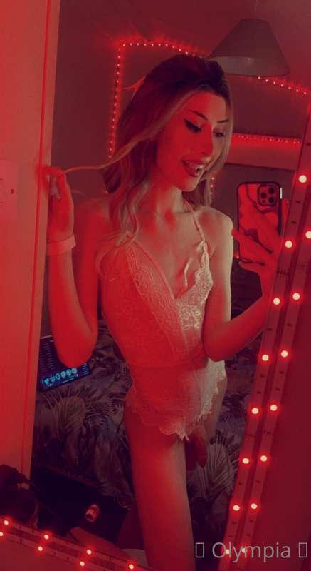 Do you want a good little angel? Or a bad girl? 👼🏻😈