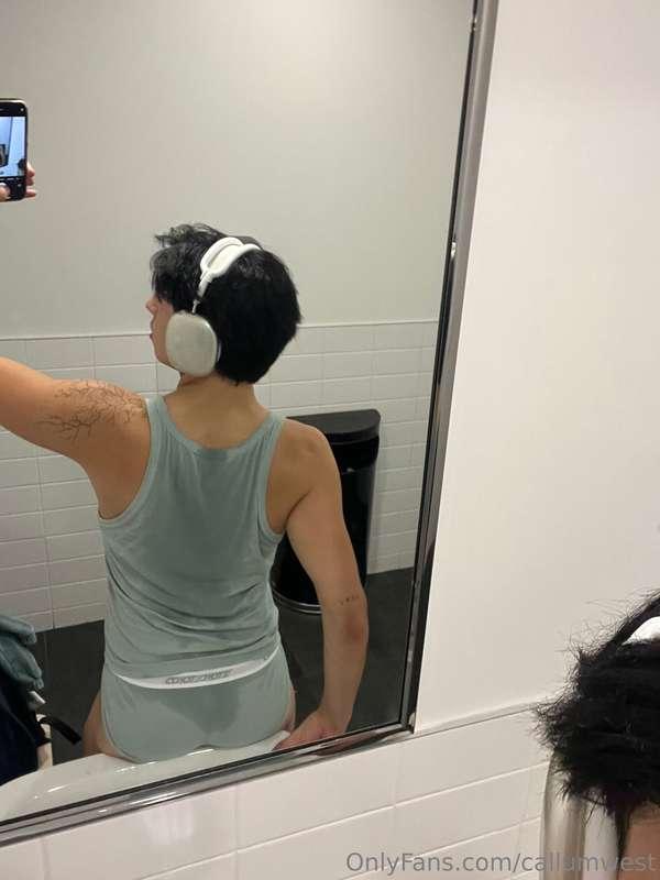 Who wants to sniff this sweaty booty 😈💦