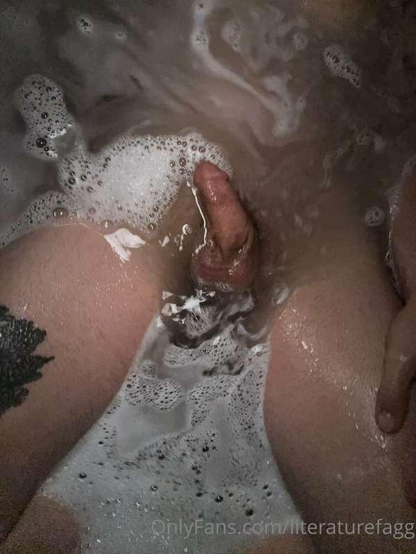 If only I had a toy to play with 🧼🫧🛀🏼