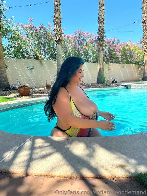 The pool just got new curves 🏊‍♀️ Like the view? 😏