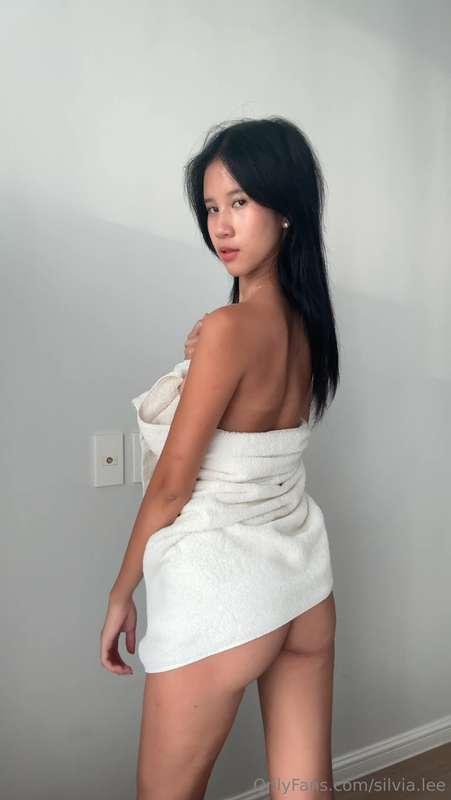 this towel is trying its best to stay on..👻