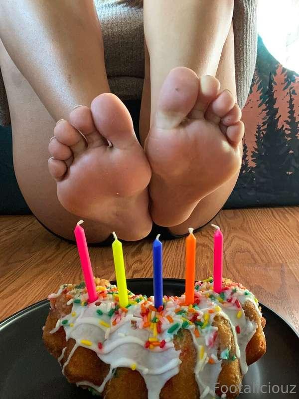 Do you enjoy cake?! Brought this cake for my feets! Come and..