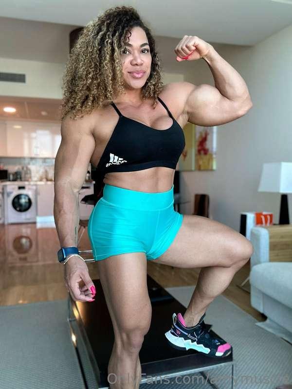Your Amazon Biceps Queen 👸 
DM me so I can dominate you or y..