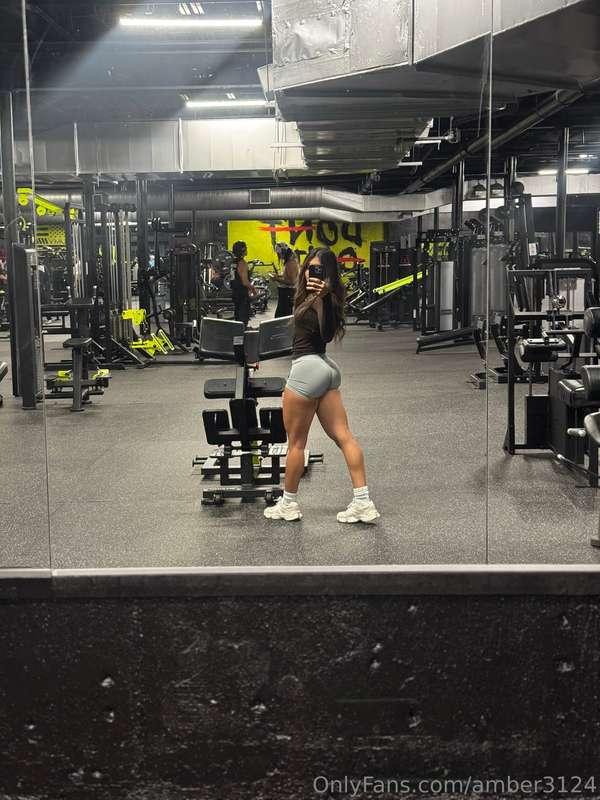 Back arched, booty popped! now, what’s next? 👀