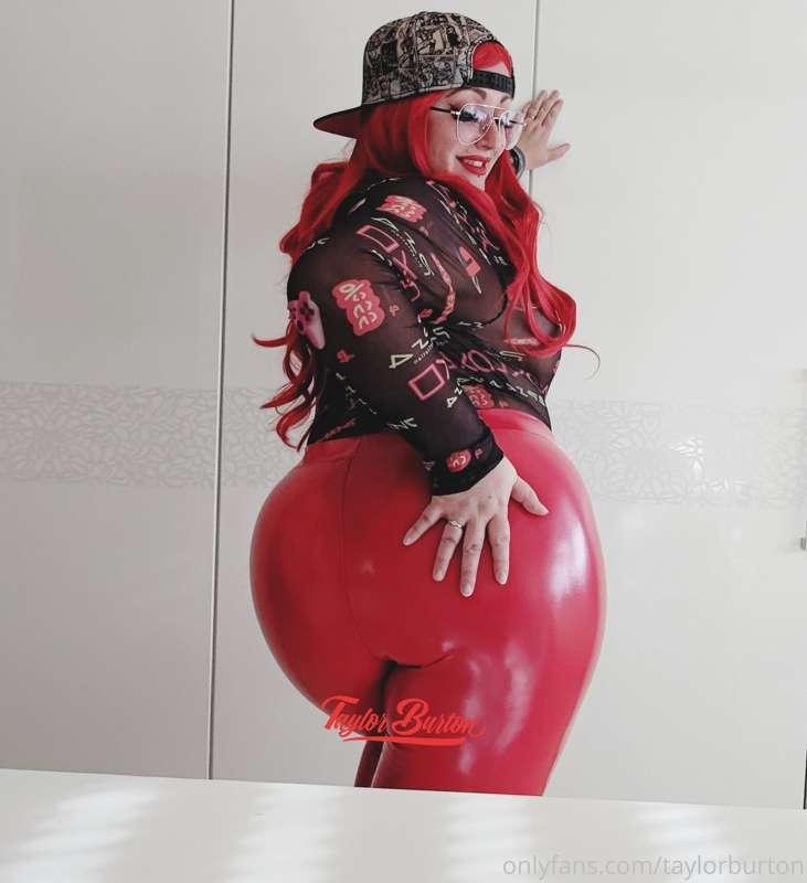 big red apple- wanna bite?  🍑
