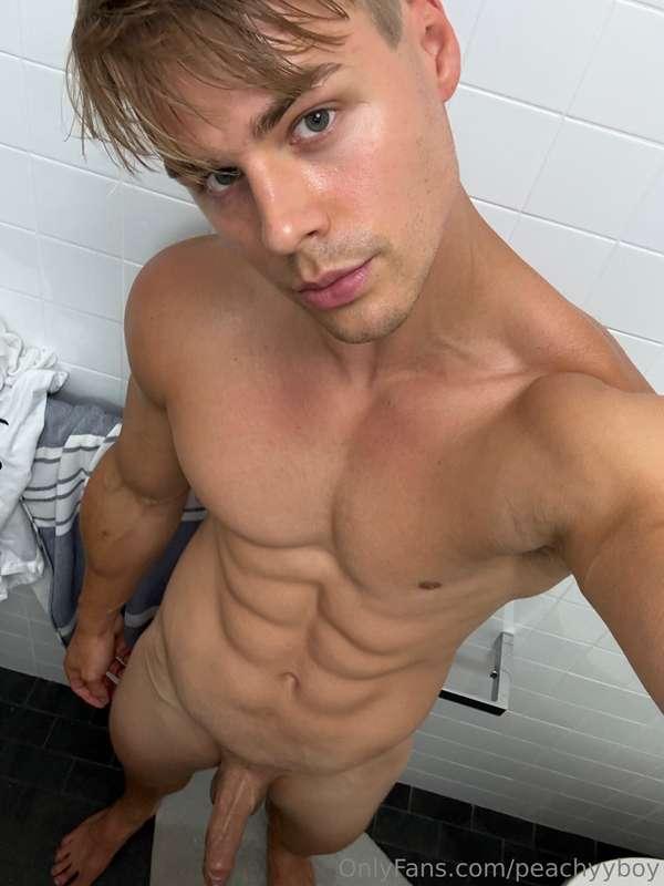 Would you look into my eyes whilst on your knees for me ? 🍆😈