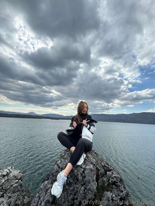 Sitting on the edge, one feels the power of the wind and the..