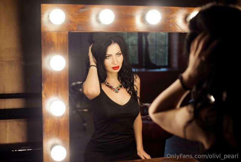 How do you like my cheeky makeup? This illuminated mirror he..