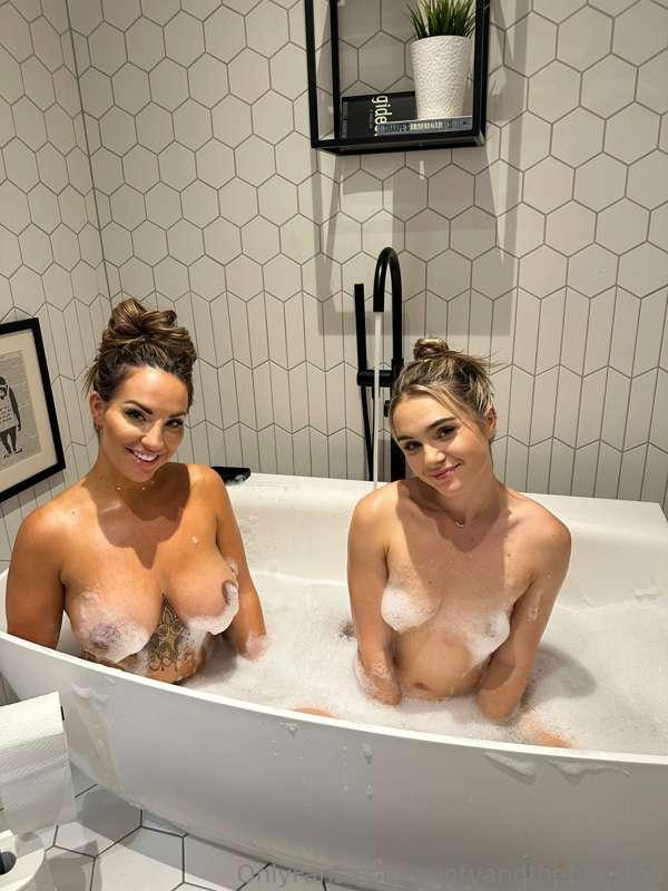 Nothing better than a bath with your besties 😂♥️
@jmmiller @..