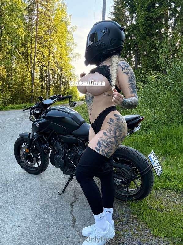 Ootko runkannu mulle? 🥵💦 @nasulinaa 🧚‍♀️Tääl mä odottelen su..