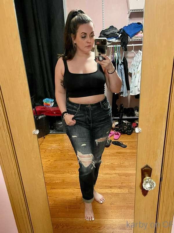 A little Monday morning mirror selfie strip tease 😉 keep an ..