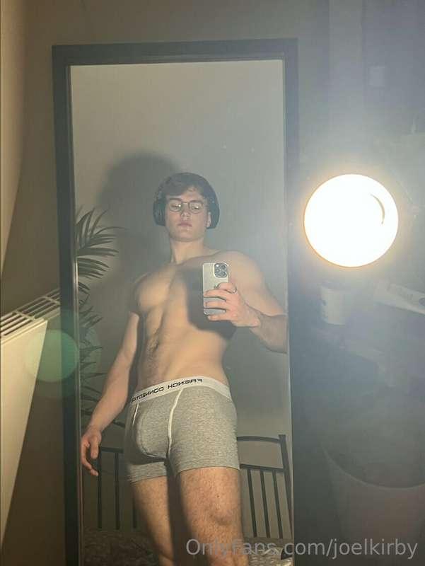 **Chilling around come say hi😅**