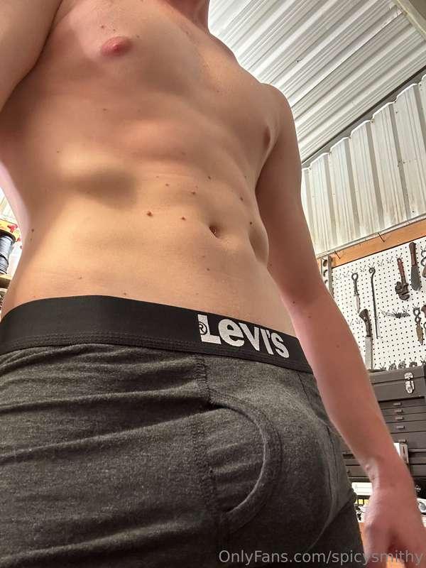I’ve got a question for y’all 😏 do you prefer solo content o..