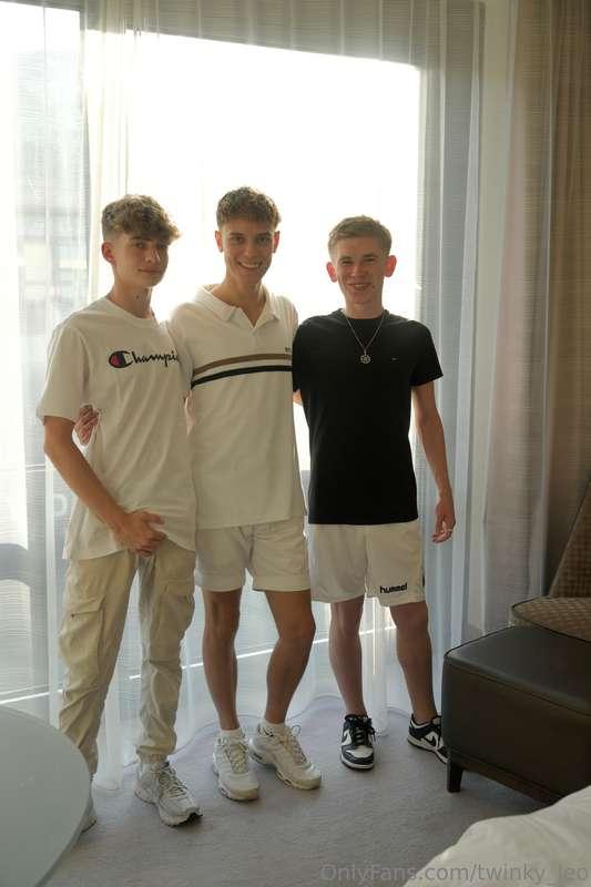 Guess who!☘️ Left: https://onlyfans.com/twinky_leo 🎉 Centre:..