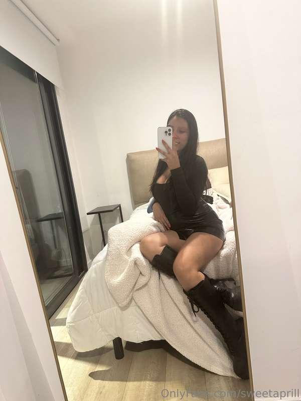 the black makes me look very sexy tonight 😍💕