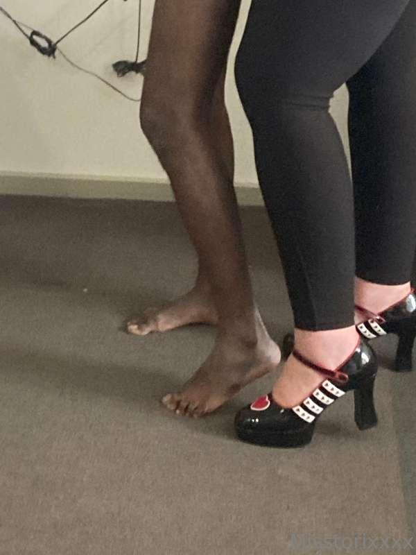 Look at the size difference between my legs and an average s..