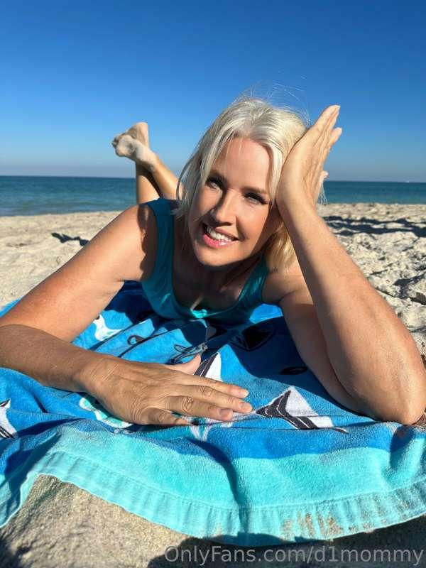 Who wants to help BIG mama put sunscreen on her back? ❤️😏