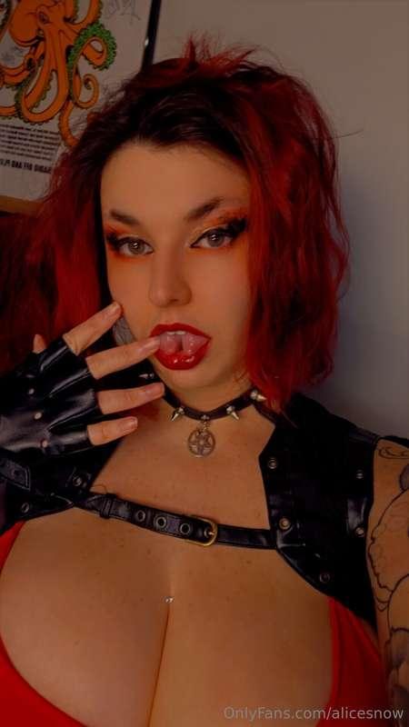 Do I look hot on this? 💋