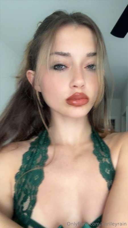 come say hi in my premium @rileyrain0 ❤️💋