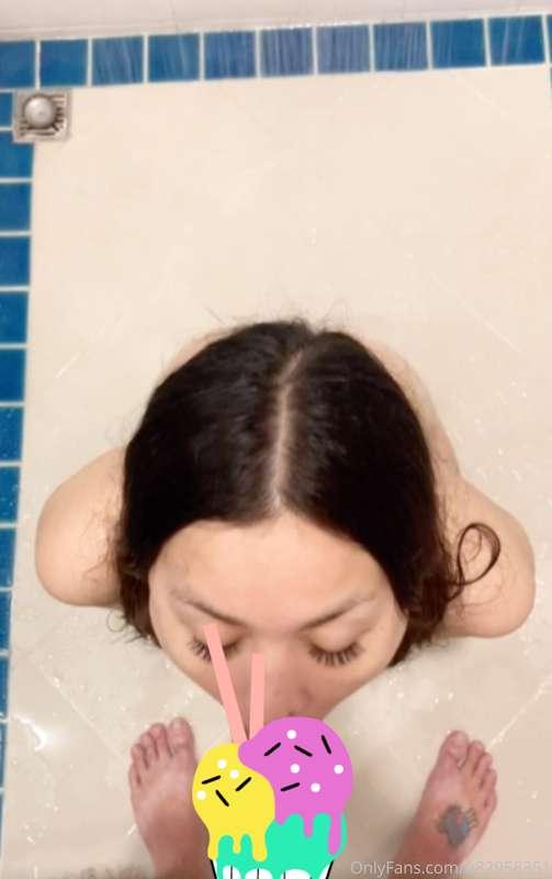 Don't miss out on this hot full facial video in the shower. ..