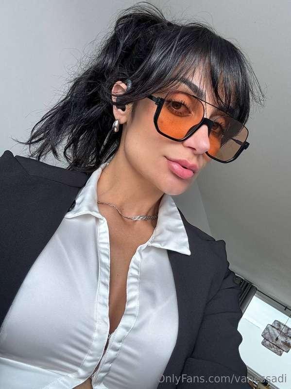 Do you prefer me in the first or second selfie? 🤓
Give me an..