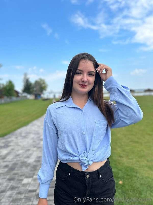 Just me and the open road 🌳🚶‍♀️ Fresh air feels amazing!