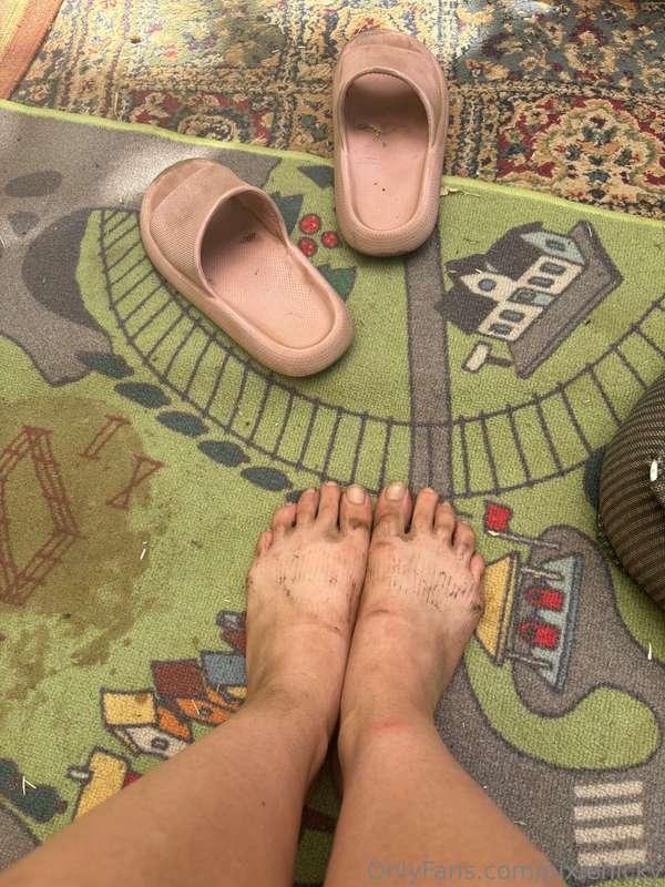 Dirty hippy feet for the few feet lovers I have on here 🥰