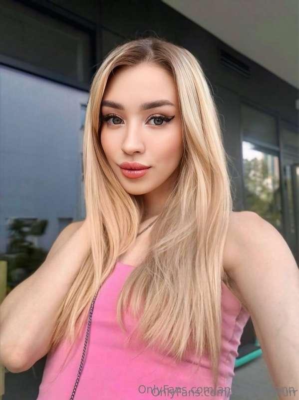 💋 Huge natural tits, soft lips, and a mouth that lives for b..
